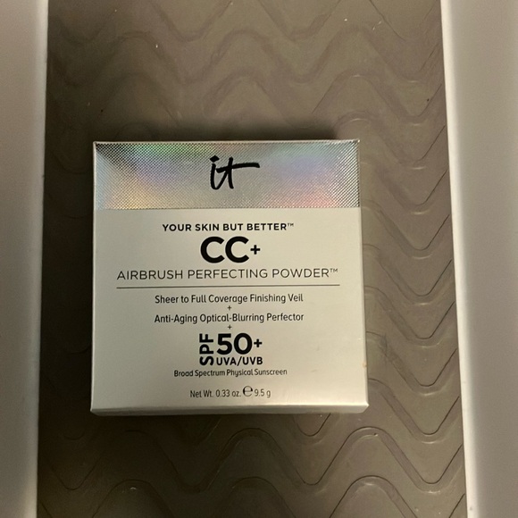 IT Cosmetics CC+ Airbrush Perfecting Powder in Light shade - Picture 1 of 4